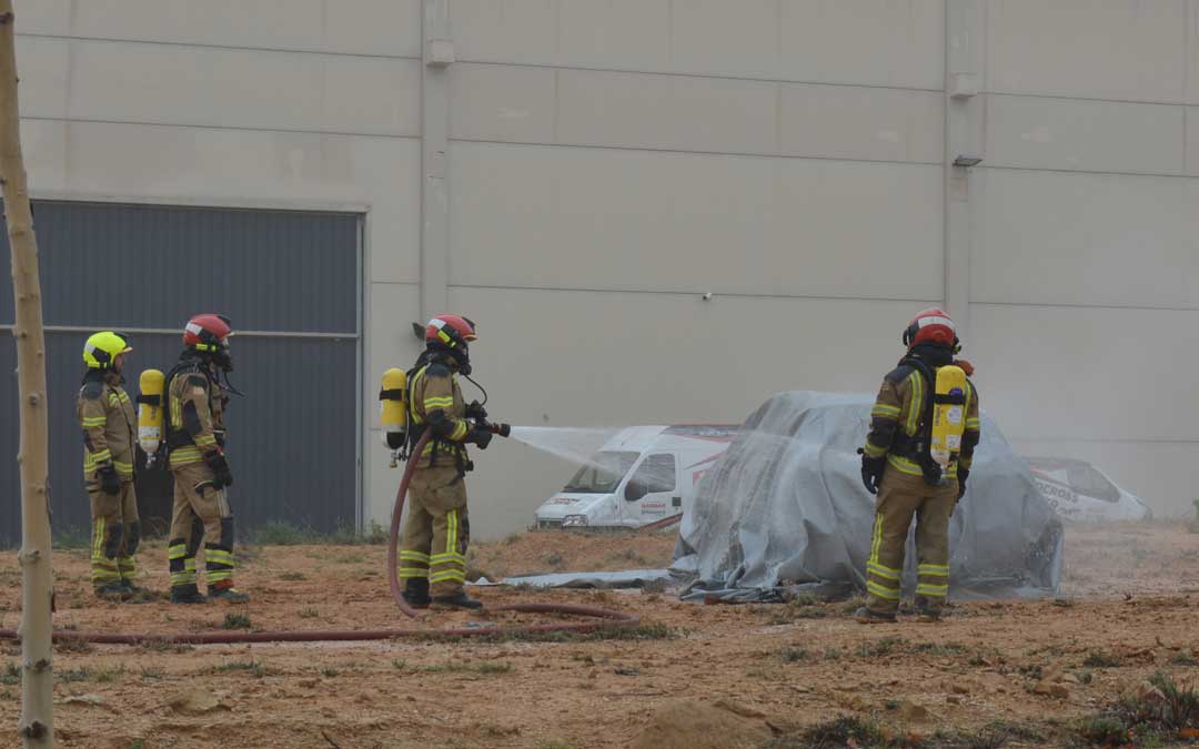 Simulacro de un incendio en un coche./M.M.R.