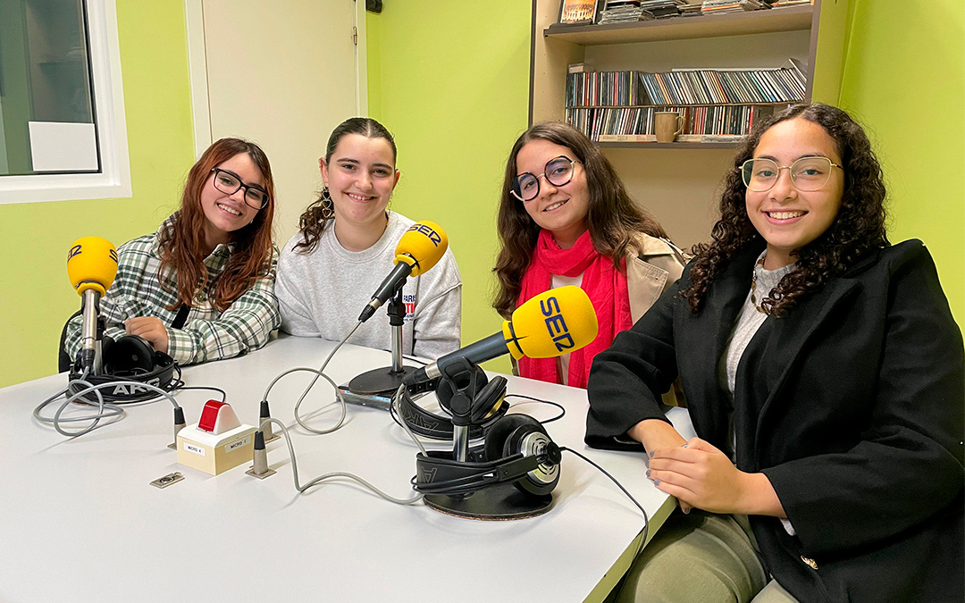 Jóvenes Dinamizadores Rurales en Radio Caspe./ S.F.