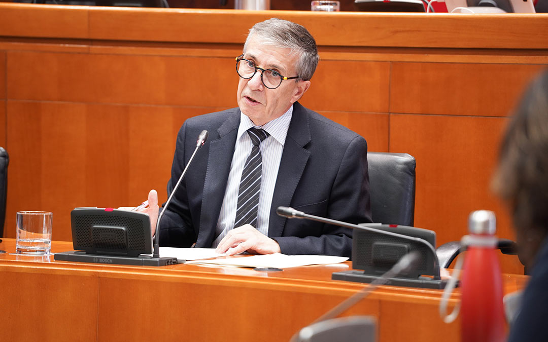 El director general de Desarrollo Rural José Manuel Cruz en las Cortes de Aragón./CORTES DE ARAGÓN
