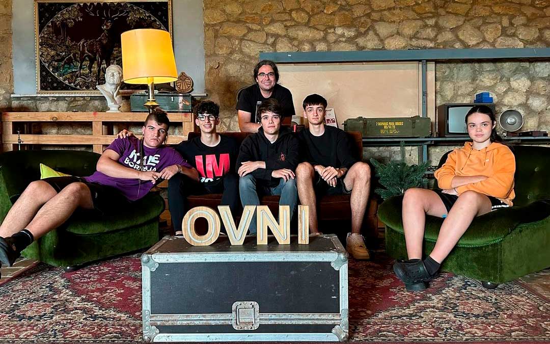 Héctor Pardo, Dani Viñuales, Pablo Cester, Mateu Rins y Julieta Cebrián, con Daniel Sancet como representante y productor, en OVNI Estudio. / Alternativa Management