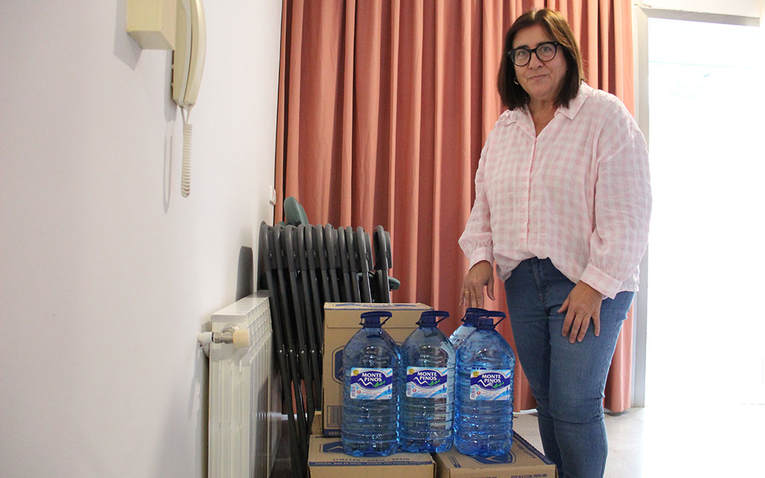 La directora del Centro de Día Comarcal Val de Zafán, Marisa Bellido, con parte del pedido almacenado para lavar alimentos y cocinar. / B. Severino