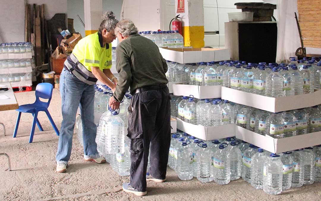 Reparto de garrafas de agua en La Puebla de Híjar. / B. Severino