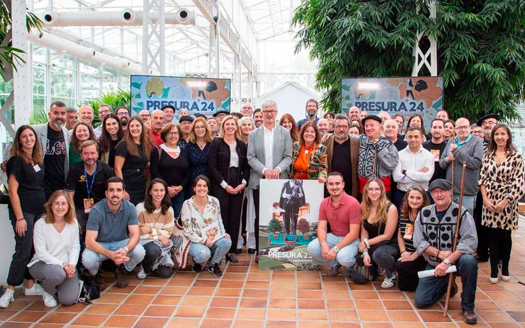 Foto de familia de participantes en la feria Presura./ Presura.