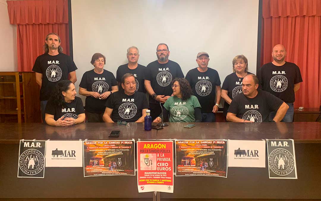 Foto de familia de los integrantes del Movimiento de Acción Rural que secundarán las protestas en Zaragoza, para lo que se ha fletado un autobús desde las Cuencas Mineras./MAR