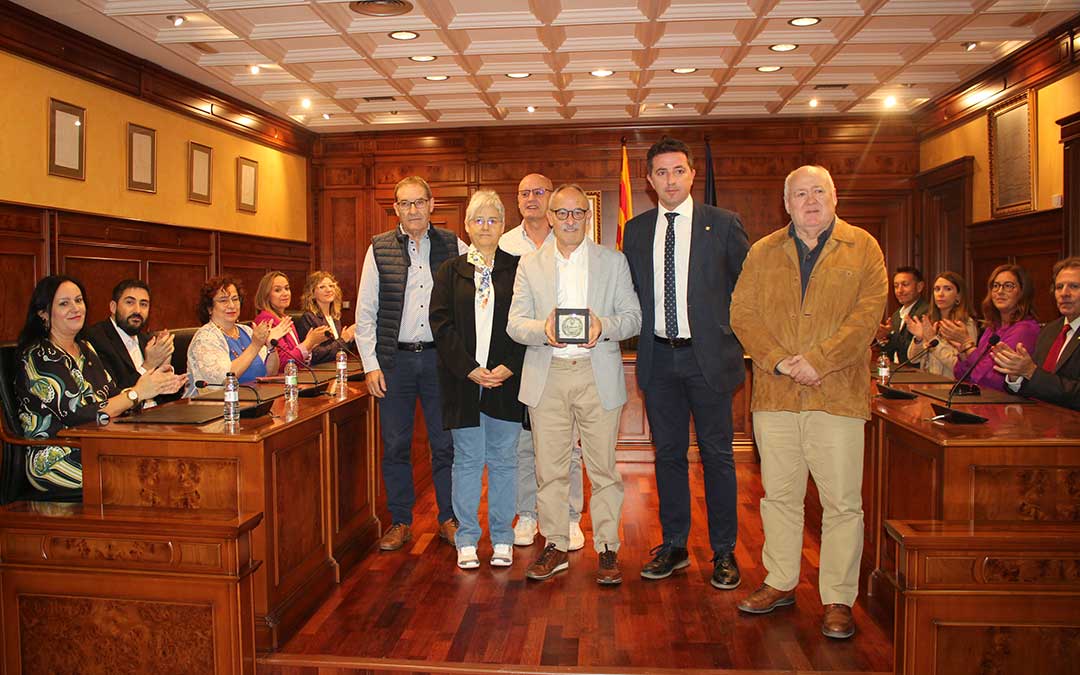 El presidente y otros miembros del miembros del Grupo de Estudios Calandinos junto al alcalde tras recibir la medalla Calandria este viernes / L. Castel
