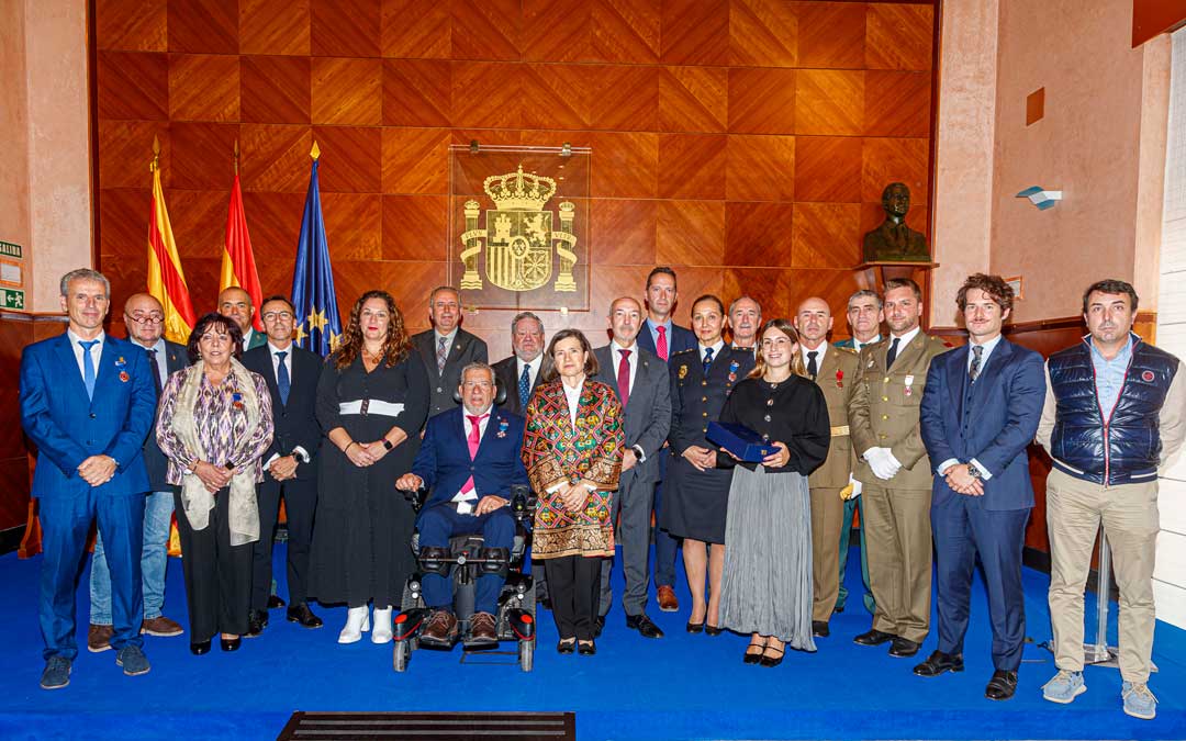 Imagen de familia de la entrega de las medallas en la delegación de Gobierno./ Delegación de Gobierno
