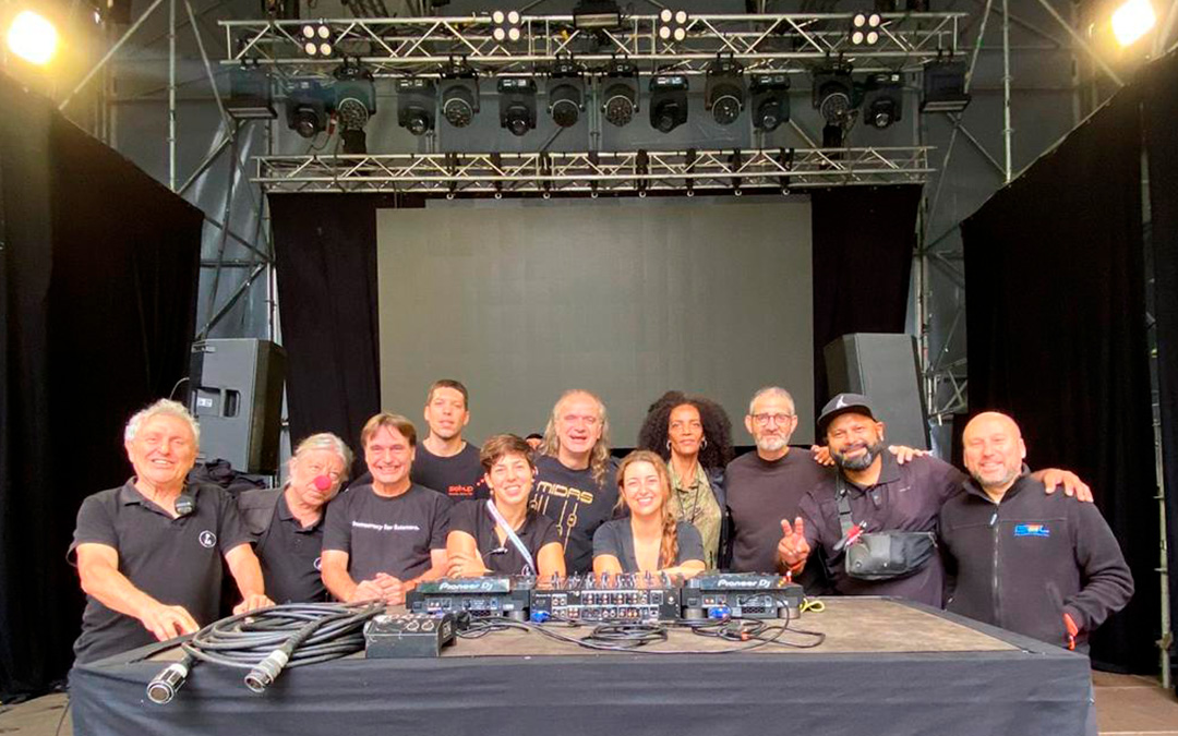 Marjorie (cuarta por la derecha) con el equipo con el que trabajó en septiembre en las fiestas de la Mercè en Barcelona. Ella coordina personal y chequea escenarios. / Archivo personal