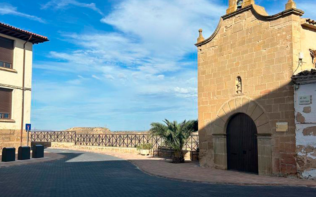 Plaza Montserrat con los nuevos contenderos soterrados a la izquierda./ Ayto. Caspe
