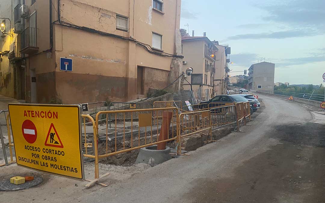 La aparición de unos sillares de piedra, cimientos de la antigua puesta de San Jaime de acceso a la ciudad en época medieval, han provocado que los trabajos en la zona del corcho se hayan dividido en dos zonas./ M. Monreal