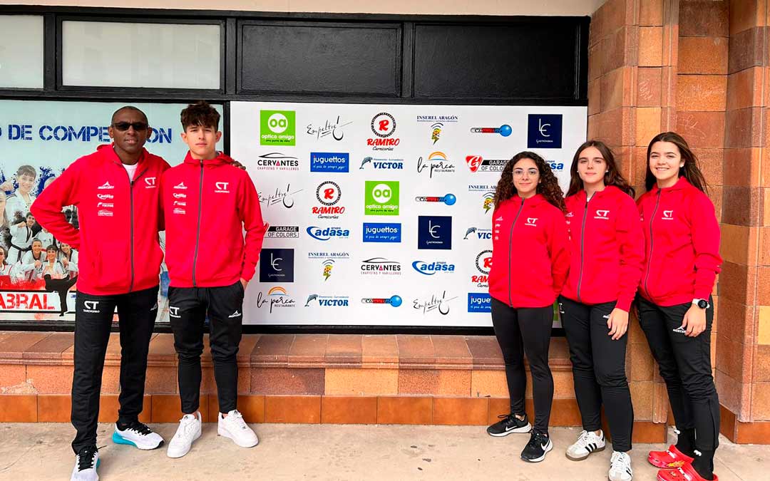 Los cuatro deportistas del Cabral Team junto con su entrenador./ Cabral Team