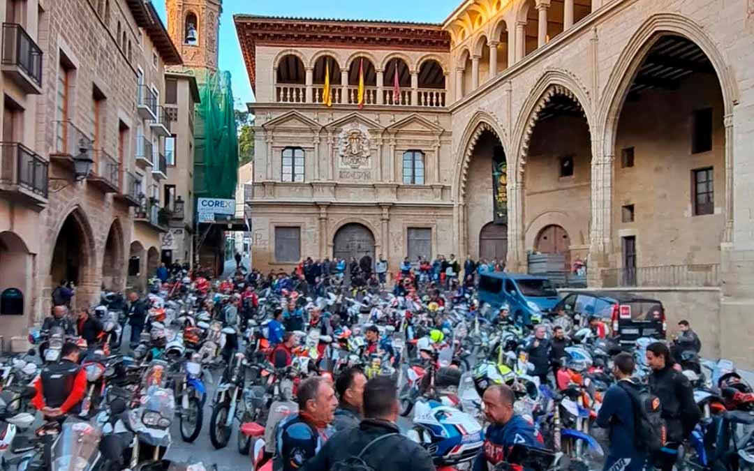 Más de un centenar de motoristas concentrados el domingo en la Plaza de España de Alcañiz antes del inicio de la segunda etapa./ A.F.