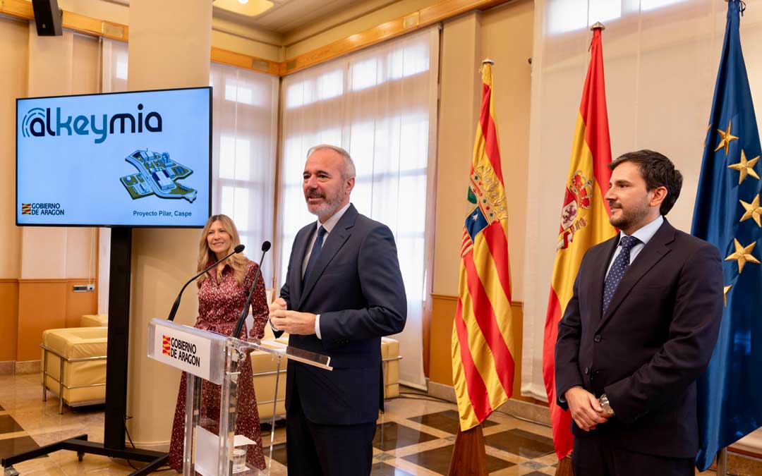 Presentación del proyecto este viernes con el presidente, Jorge Azcón, la vicepresidenta, Mar Vaquero y el CEO de Alkeymia, Diego Fabeiro./ DGA