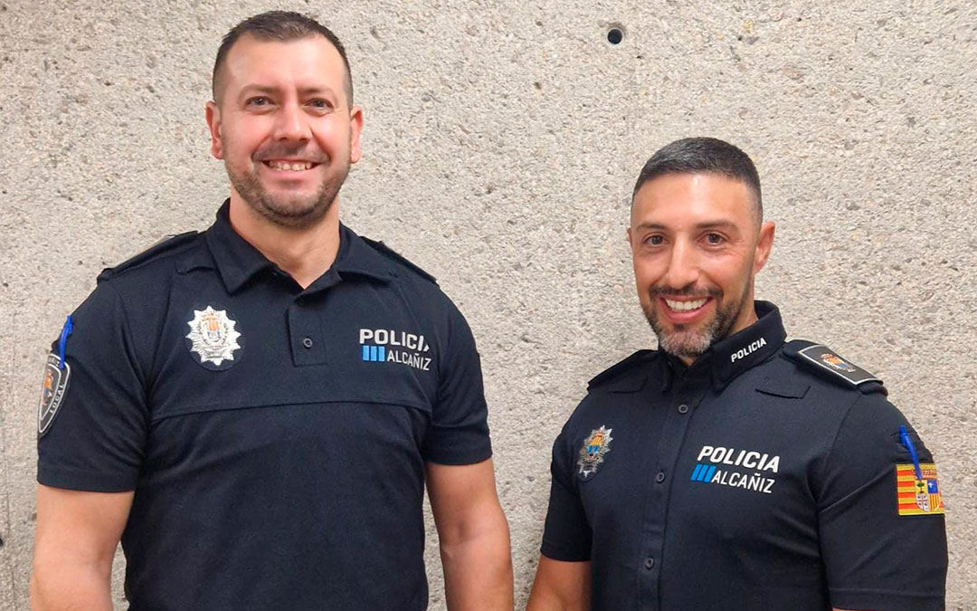 Sergio Piazuelo y Raúl Minguillón, los dos policías de Alcañiz que salvaron la vida el martes a un varón que estaba inconsciente en la calle. / L.C