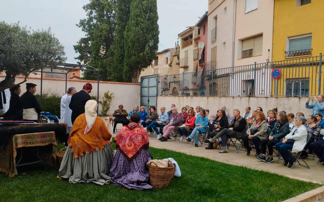 Asistentes a 'Vestir el pasado' en las Fiestas del Pilar de Caspe./ Historica Vestimentúm.