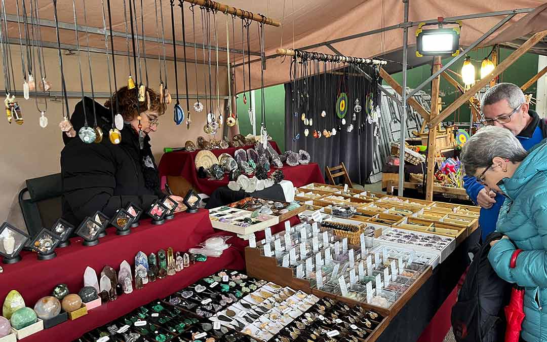 Puesto de artesanía ubicado en el pabellón. / A.F.
