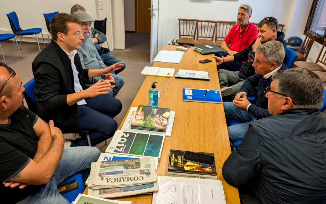 El diputado de CHA se ha reunido con la Junta de Regantes del Matarraña y Afluentes./ CHA