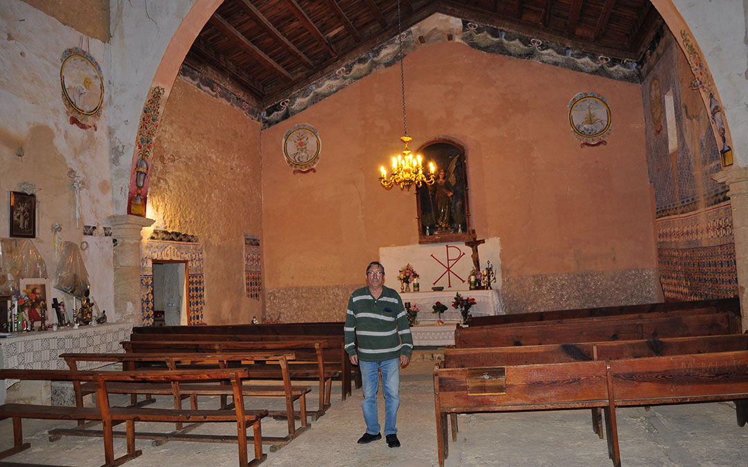El concejal del Ayuntamiento de Ráfales, Pedro Albesa, en el interior del templo que ha sido iluminado. / Javier de Luna