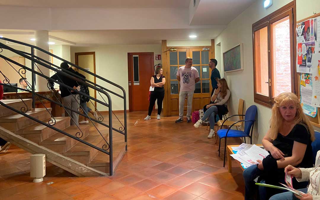 IMAGEN DE ARCHIVO. Varias personas a la espera de poner su reclamación para que se les devuelva el dinero en el Ayuntamiento de Alcañiz./ M.M.R.