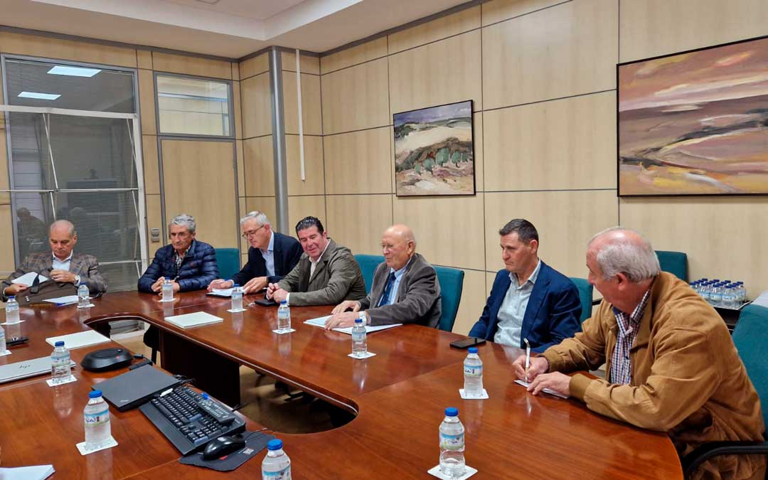 Imagen de la reunión mantenida este martes en el Departamento de Agricultura./ DGA