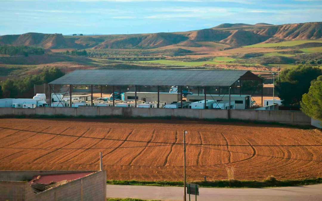 El campamento base se ha instalado en el campo de fútbol de Samper./ Facebook Postales de Samper para el recuerdo.