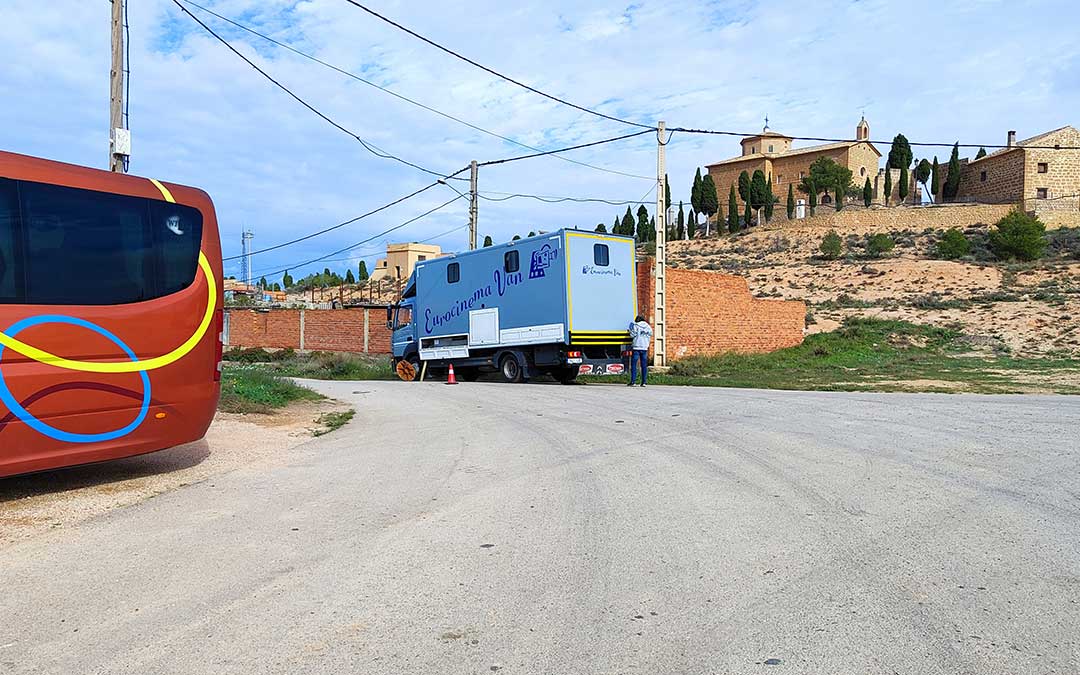 Autobuses y camiones de producción especializada se están dejando ver en Samper junto al recinto ferial. / A. Gracia