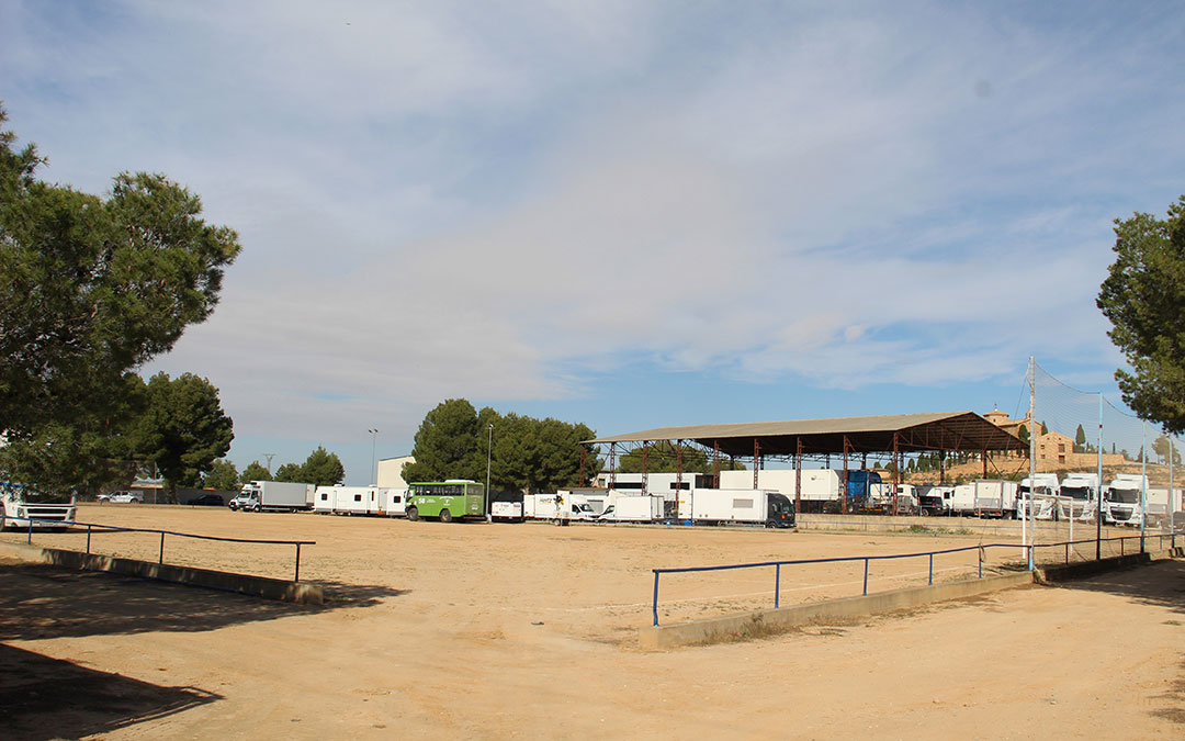 El campo de fútbol de Samper con Santa Quiteria de fondo es el campamento base donde destaca el bus de Doñana. / B. Severino