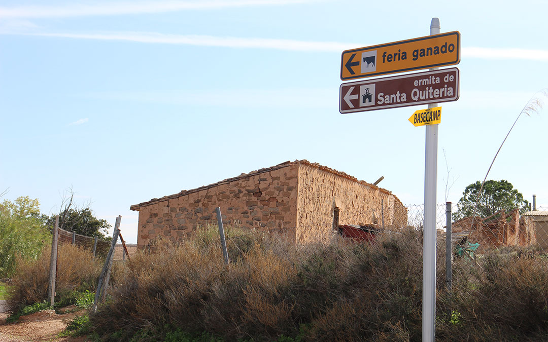 Indicaciones en las señales y caminos de Samper. / B. Severino