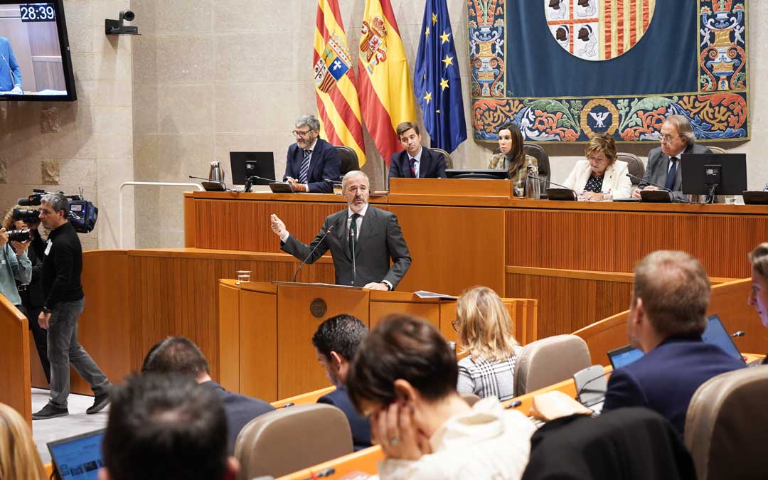 El presidente frente a la bancada de la oposición en la segunda jornada./ CORTES
