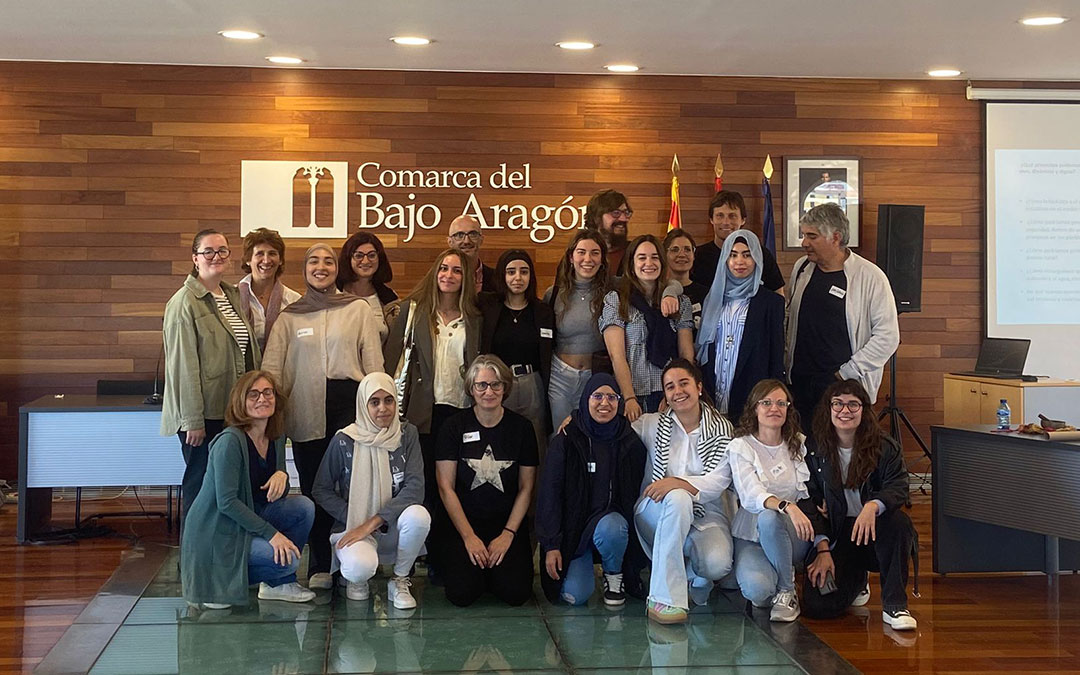 Alumnas del grado superior en Higiene Bucodental del CPIFP Bajo Aragón participaron este lunes en el acto celebrado en Alcañiz./ M.M.R.