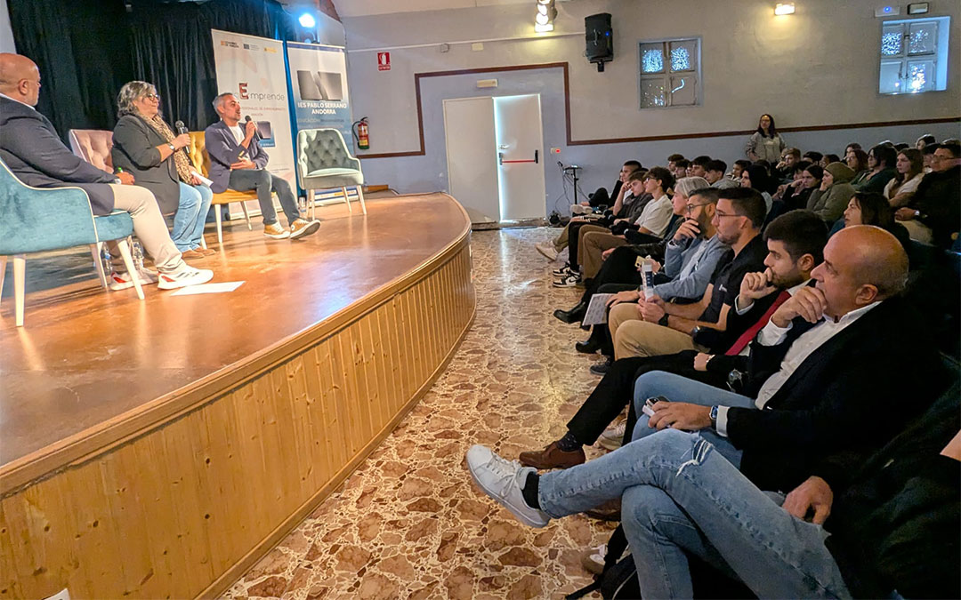 El salón de actos del IES de Andorra se llenó este lunes por la Semana del Emprendimiento./ Ayuntamiento de Andorra