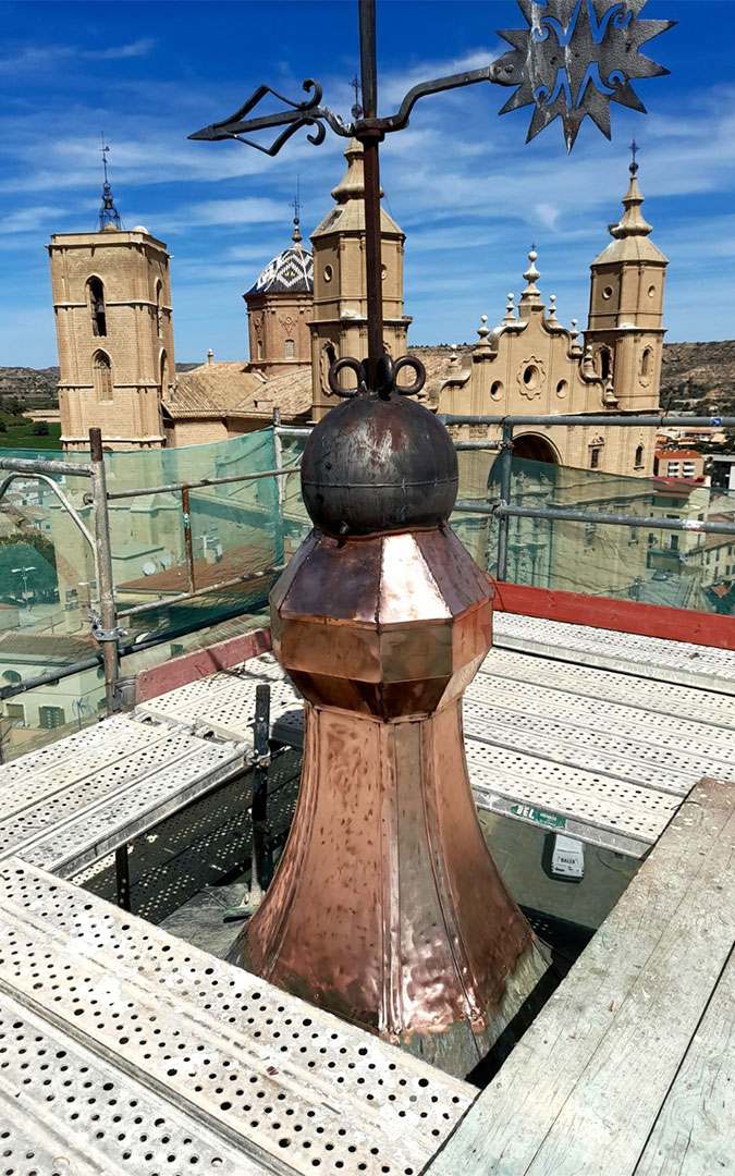 Nuevo chapitel de cobre en la torre de Escolapios./ Imagen cedida