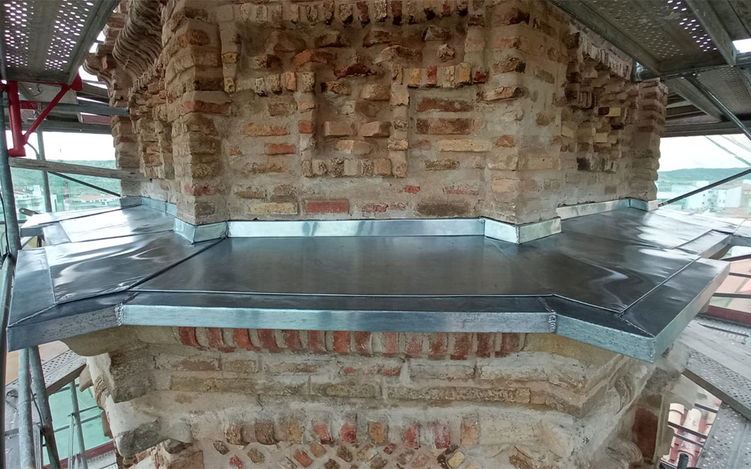 Molduras de zinc colocadas a modo de goterón en la torre de Escolapios./ Imagen cedida