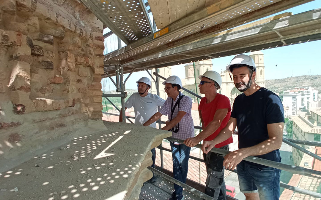 Visita a los trabajos en la torre de Escolapios por parte del arquitecto Miguel Lagens, el escultor José Miguel Abril y el concejal de Patrimonio, Carlos Andreu./ Imagen cedida