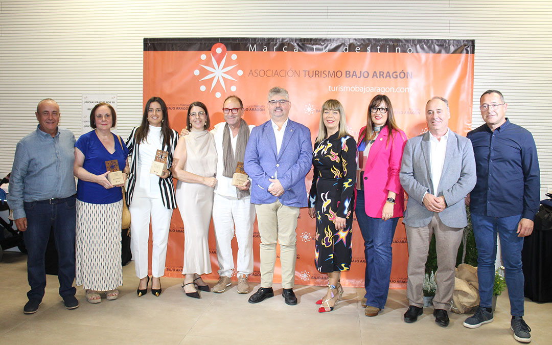 Autoridades y premiados en la V Gala del Turismo del Bajo Aragón en Torrecilla de Alcañiz. / B. Severino