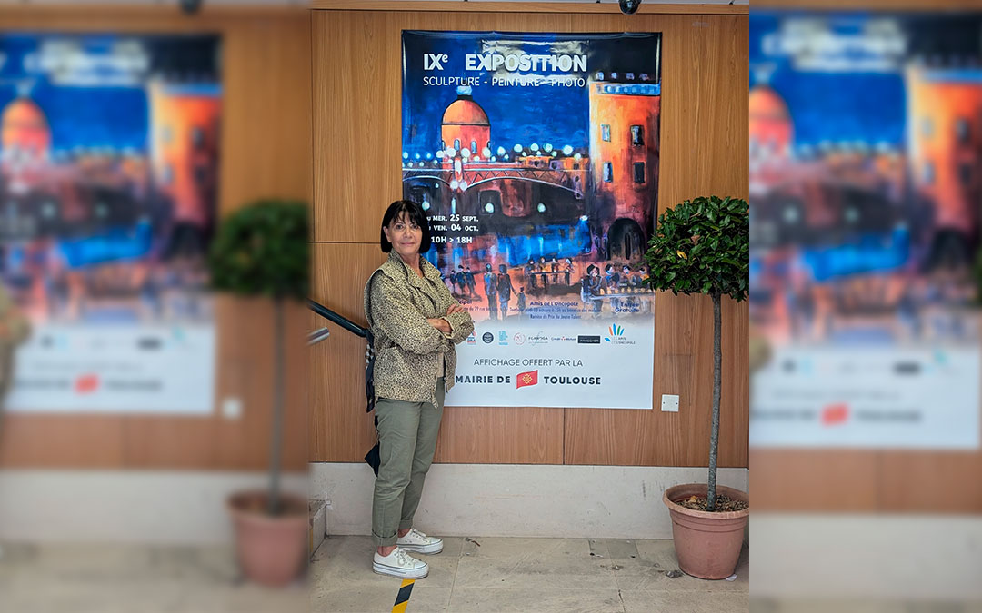 Rosa Casilda Muniesa Monzón, ante el cartel con su obra en Toulouse. / L. C.