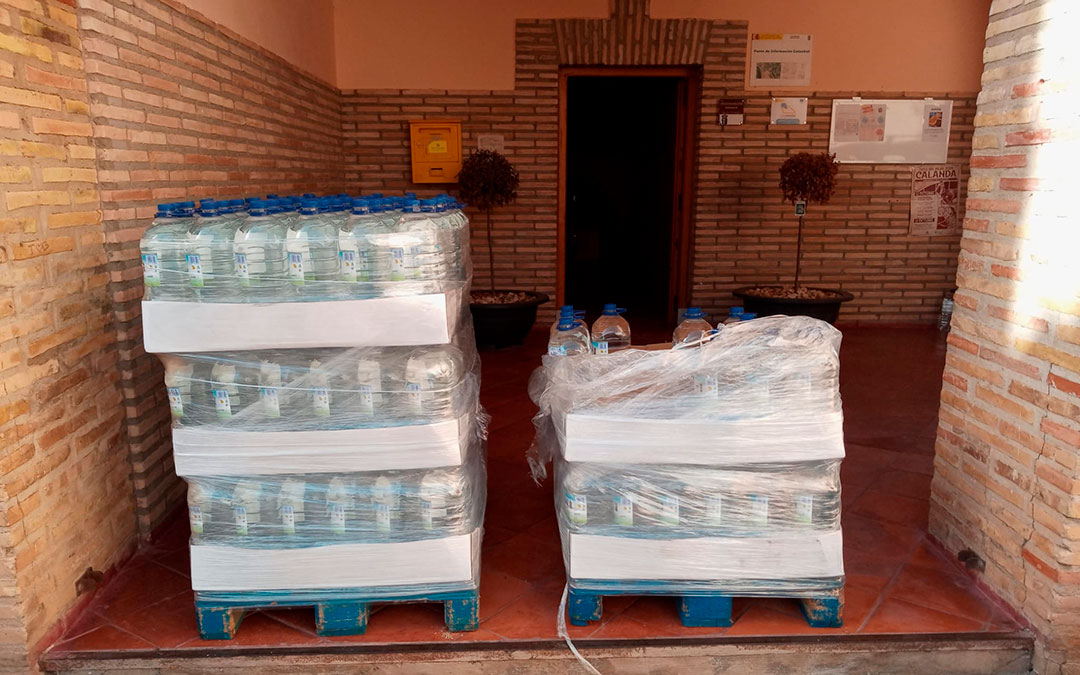 Primer reparto de agua que llegó a Urrea. / Toño Martín-Valdecara