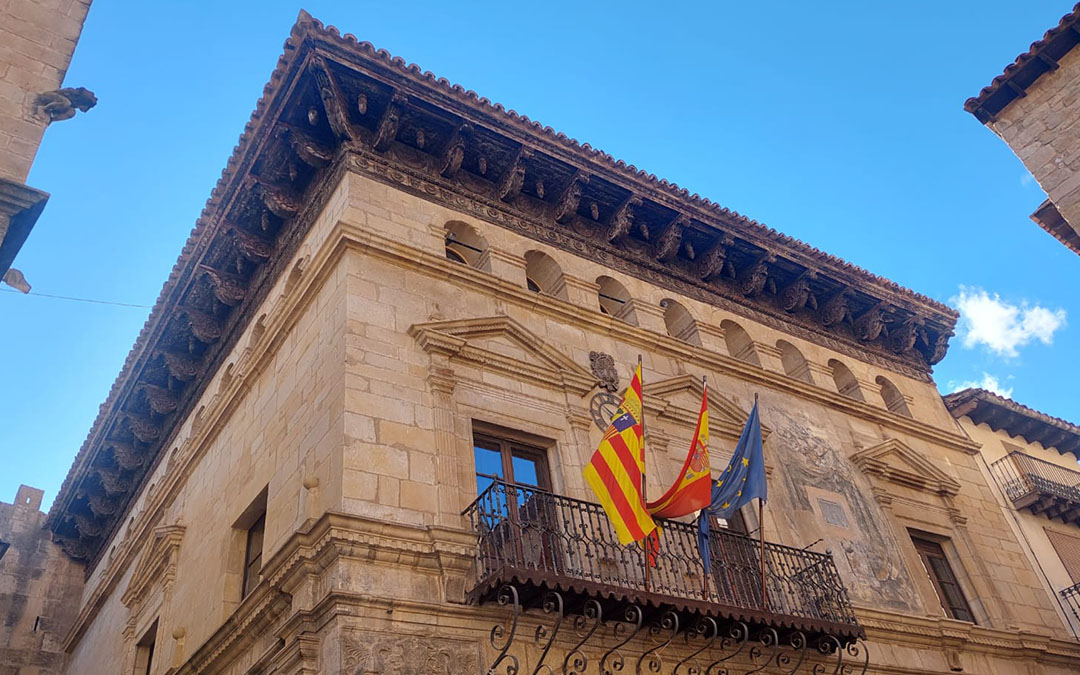 Alero histórico del Ayuntamiento de Valderrobres./ J.L.