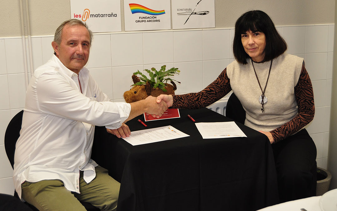 El presidente de Arcoiris, Manuel Esteve, y la directora del IES, Begoña Domínguez, han rubricado el acuerdo./ J.L.