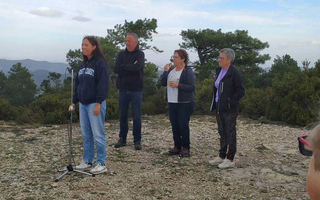 La cima del Tossal reunió a representantes de los tres municipios que se dan cita: Valderrobres. La sénia y La Pobla de Benifassar./ E.S.