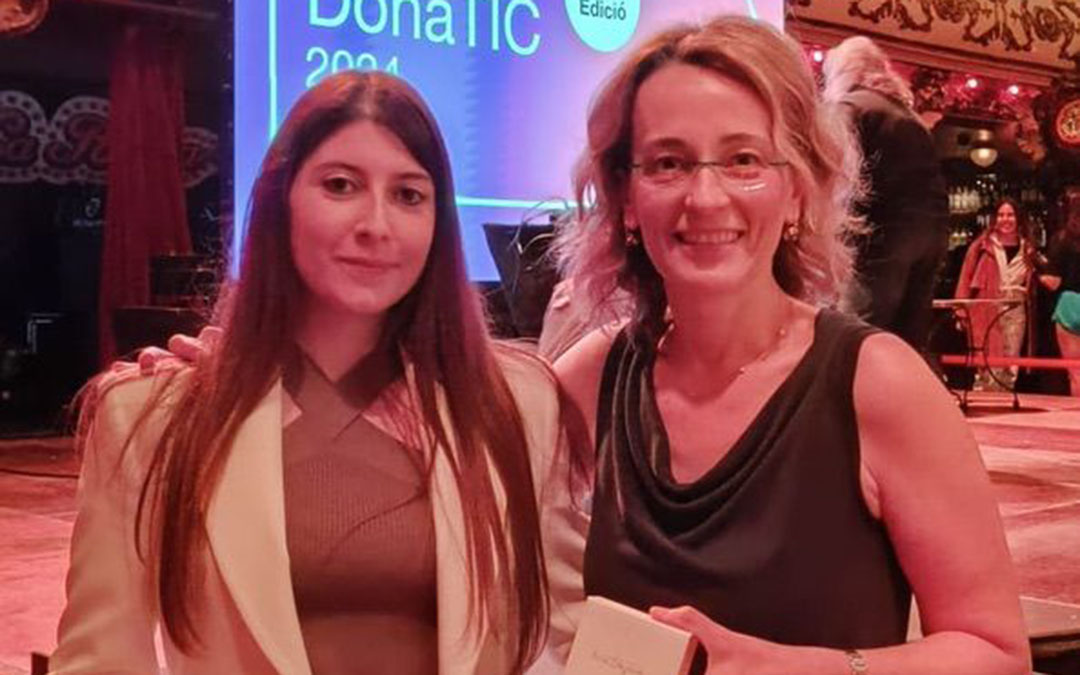 Claudia Soriano (izquierda) y María José Martí (derecha) tras el acto de entrega de los premios DonesTIC que tuvo lugar en Barcelona./ L.C.