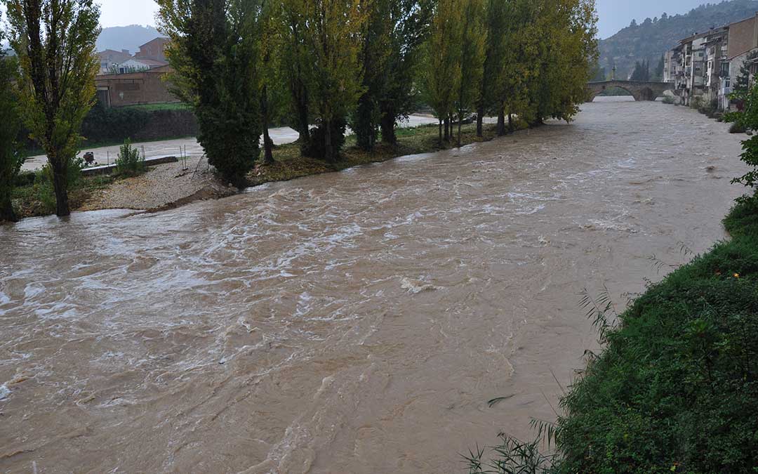 El Matarraña a su paso por Valderrobres con más de 100 m3/s./ J.L.