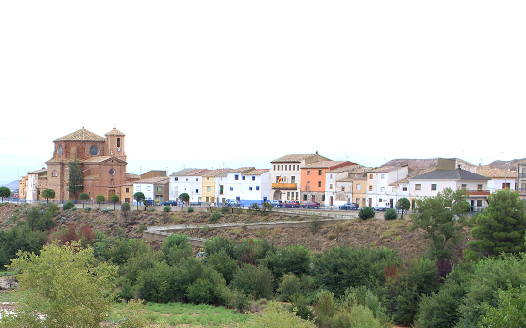 Panorámica de Vinaceite con la iglesia, el ayuntamiento y varias viviendas de la avenida principal. / B. Severino