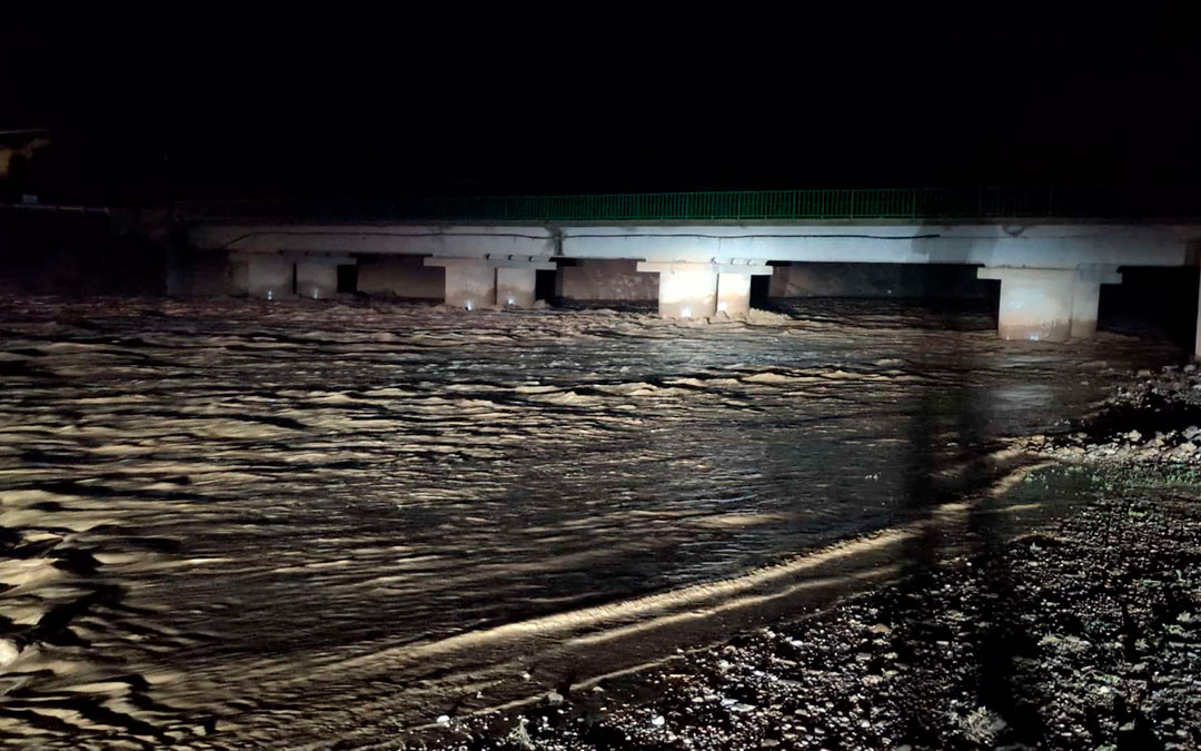 El río Aguasvivas la noche de este miércoles desbordando a su paso por el puente de la Tejería procedente de Belchite. / Francisco Gracia Segundo