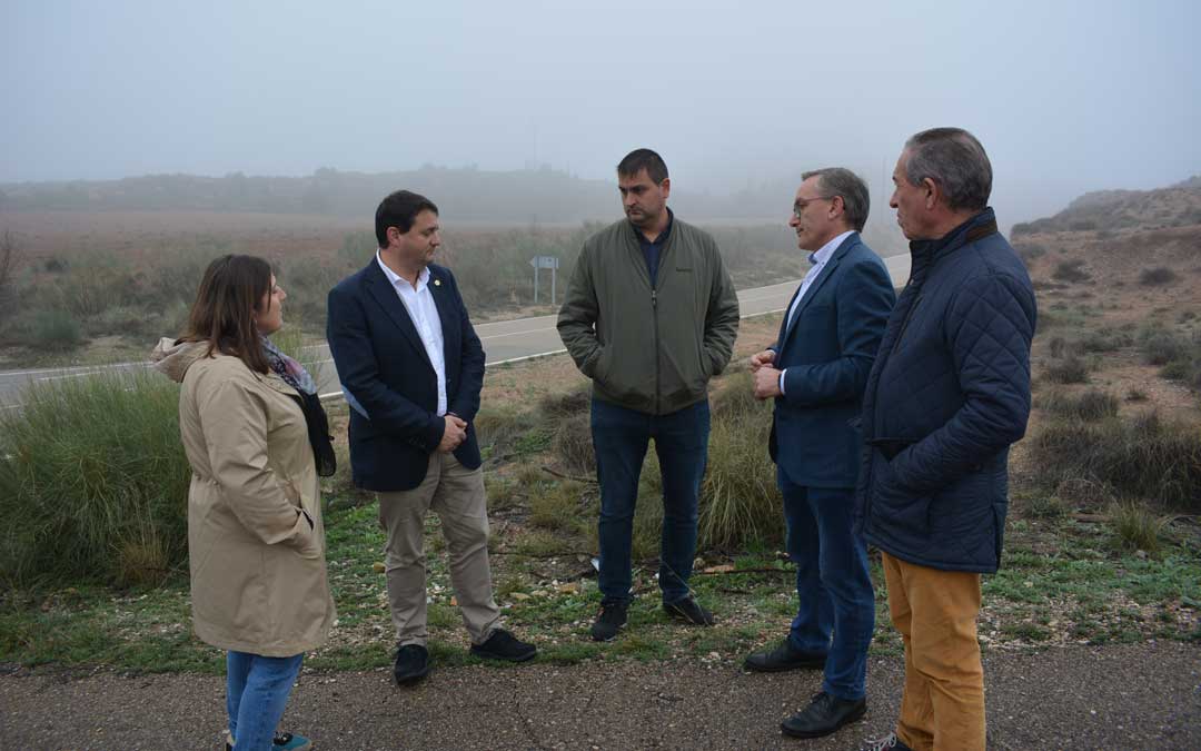 El presidente de la DPT, Joaquín Juste, juntos a los alcaldes y personal técnico en la carretera de Valmuel./ M.M.R.