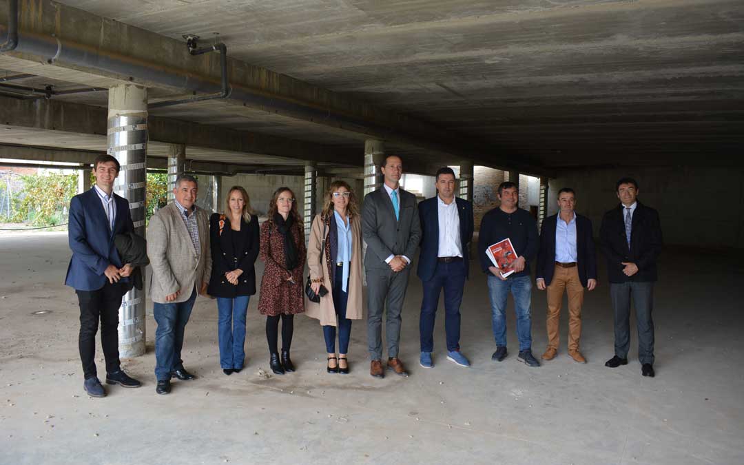 Autoridades y empresarios posan frente al que será el Laboratorio de I+D+i de Calanda./ M.M.R.