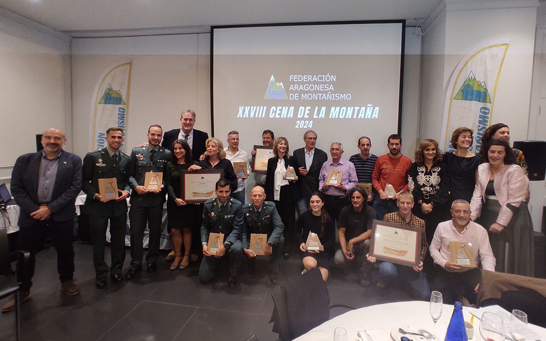 Foto de familia de los premiados. En la imagen, Carlos Jávega, del Matarraña Team, quinto por la derecha./ J.L.