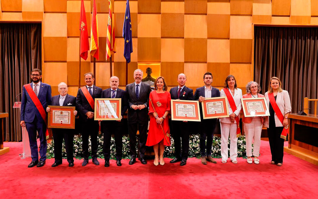 Macipe, cuarto por la derecha, con su placa de Hijo Predilecto junto al resto de galardonados, la alcaldesa y el presidente de Aragón. / Ayuntamiento de Zaragoza