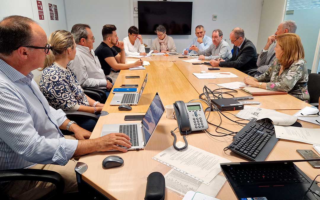 Reunión de los directores generales con técnicos, Comarca del Bajo Martín y empresa que gestiona la estación depuradora de Foradada. / DGA