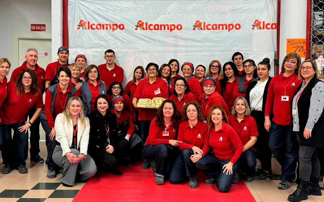 La plantilla de Alcampo Alcañiz celebrando el 30 aniversario./ Alcampo Alcañiz