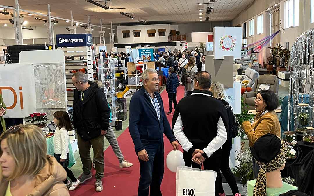 El recorrido por los stands de ‘A Feriar’ ofreció una amplia variedad de productos y servicios, reflejando la diversidad y calidad del comercio local./ A.F.